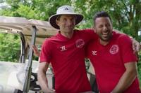 FC Bayern-Star Thomas Müller plaudert am Rande eines Charity-Events aus dem Nähkästchen und bringt ehemaligen Teamkollegen Claudio Pizarro zum Lachen.