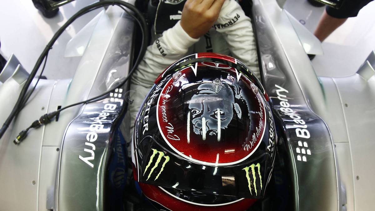 J wie Jackson, Michael: Einer seiner Lieblingsmusiker. Den Titel "Man in the Mirror" hört er am liebsten. 2013 fuhr er in den USA mit dem Gesicht des King of Pop auf seinem Helm