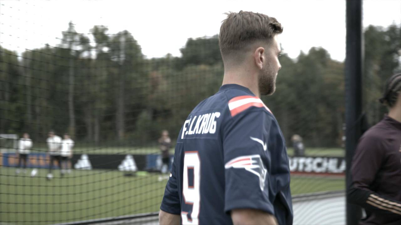 DFB-Team: New England Patriots überreichen personalisierte Trikots ans Team