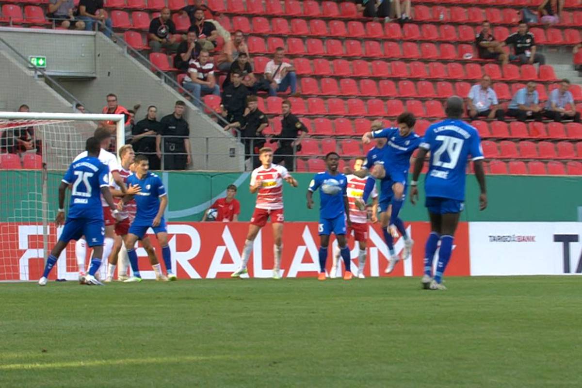 Der 1. FC Magdeburg steht in der zweiten Runde des DFB-Pokals. Der Zweitligist setzt sich gegen kampfstarke Regensburger durch.