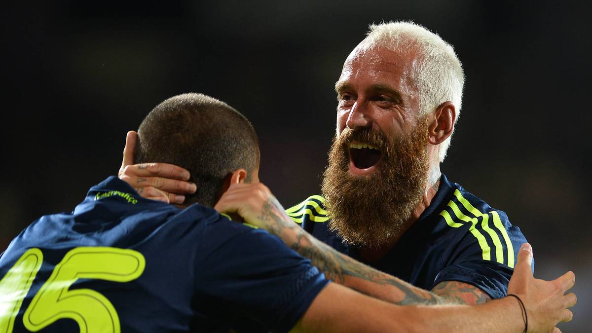 Oben blond unten natur. Raúl Meireles von Fenerbahçe Istanbul ist zweifarbig unterwegs