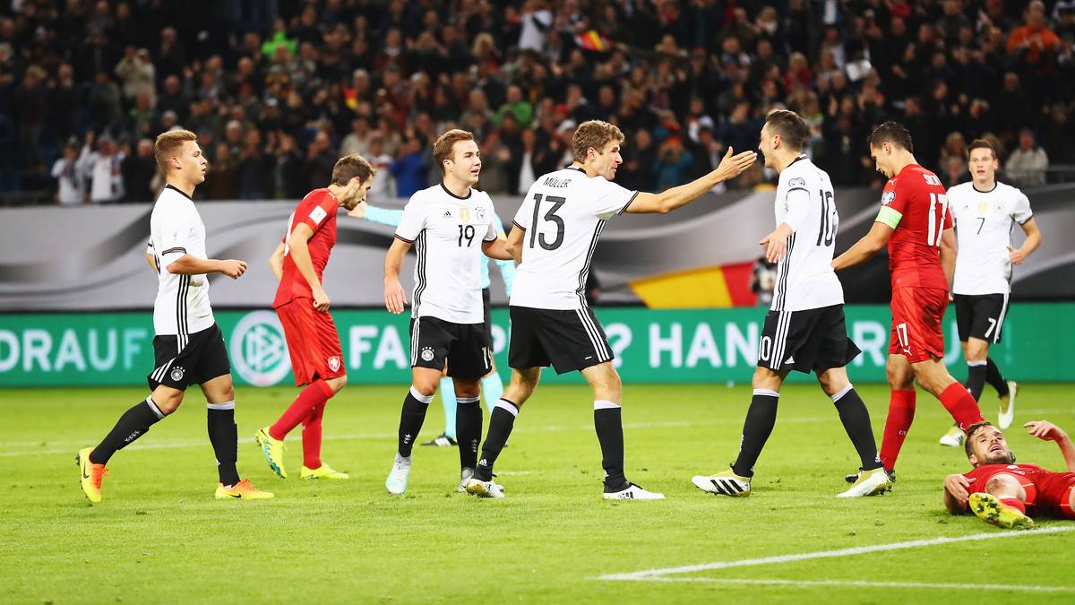 In der 13. Minute klingelt es dann bereits zum ersten Mal im Tschechen-Tor: Thomas Müller erzielt sein 35. Länderspieltor
