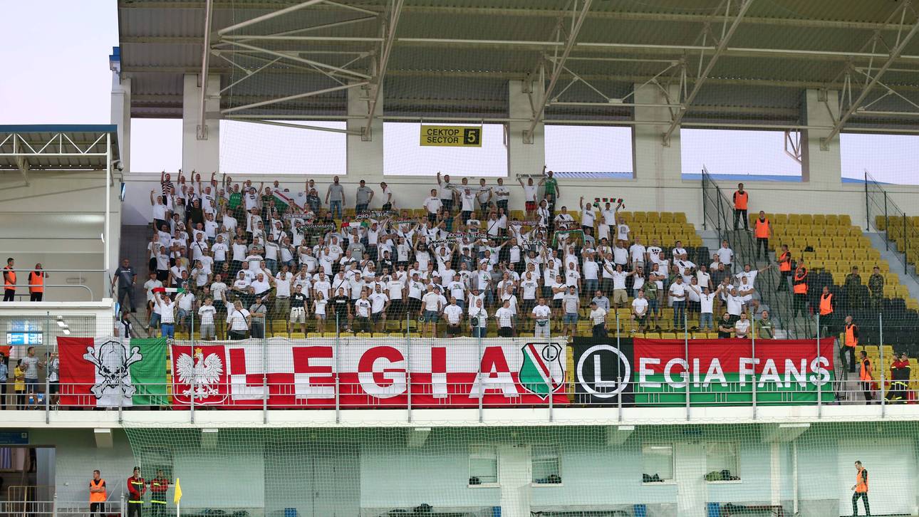 Hooligans schlagen Legia-Spieler