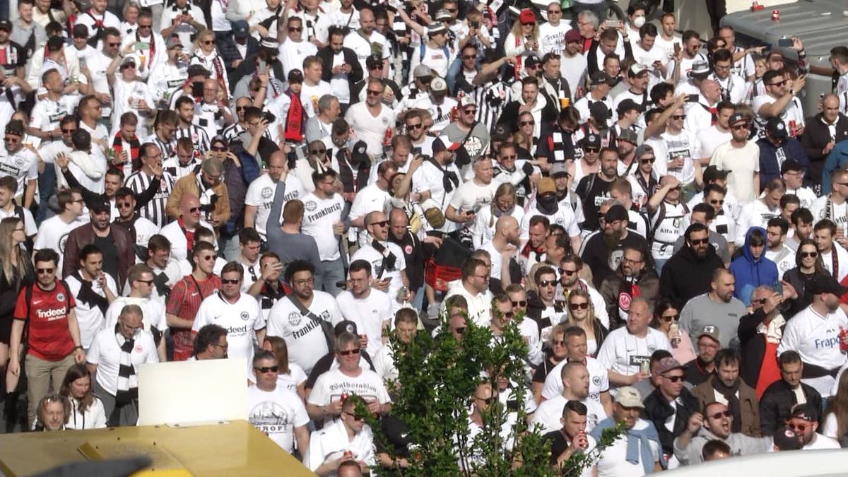 "Peter gibt einen aus!" Eintracht-Präsident feiert mit 30.000 Fans in Barcelona