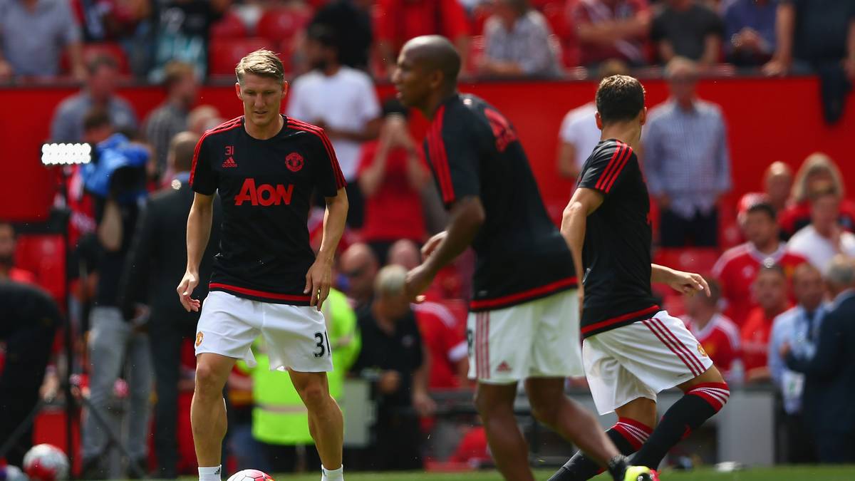 Er macht sich warm. Doch in der Startelf der Red Devils steht der ehemalige Münchner nicht