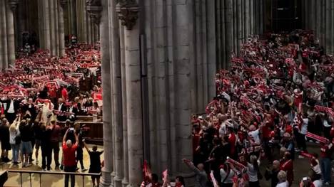 Vor dem Bundesliga-Auftakt des 1. FC Köln versammeln sich Fans zur traditionellen Fußball-Andacht im Kölner Dom. Gemeinsam stimmen sie sich auf die neue Saison ein.