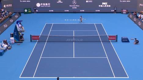 Jannik Sinner setzt sich als Favorit im Viertelfinale gegen den Ungarn Fabian Marozsan durch und zieht somit beim ATP-500-Turnier in Peking ins Halbfinale ein.