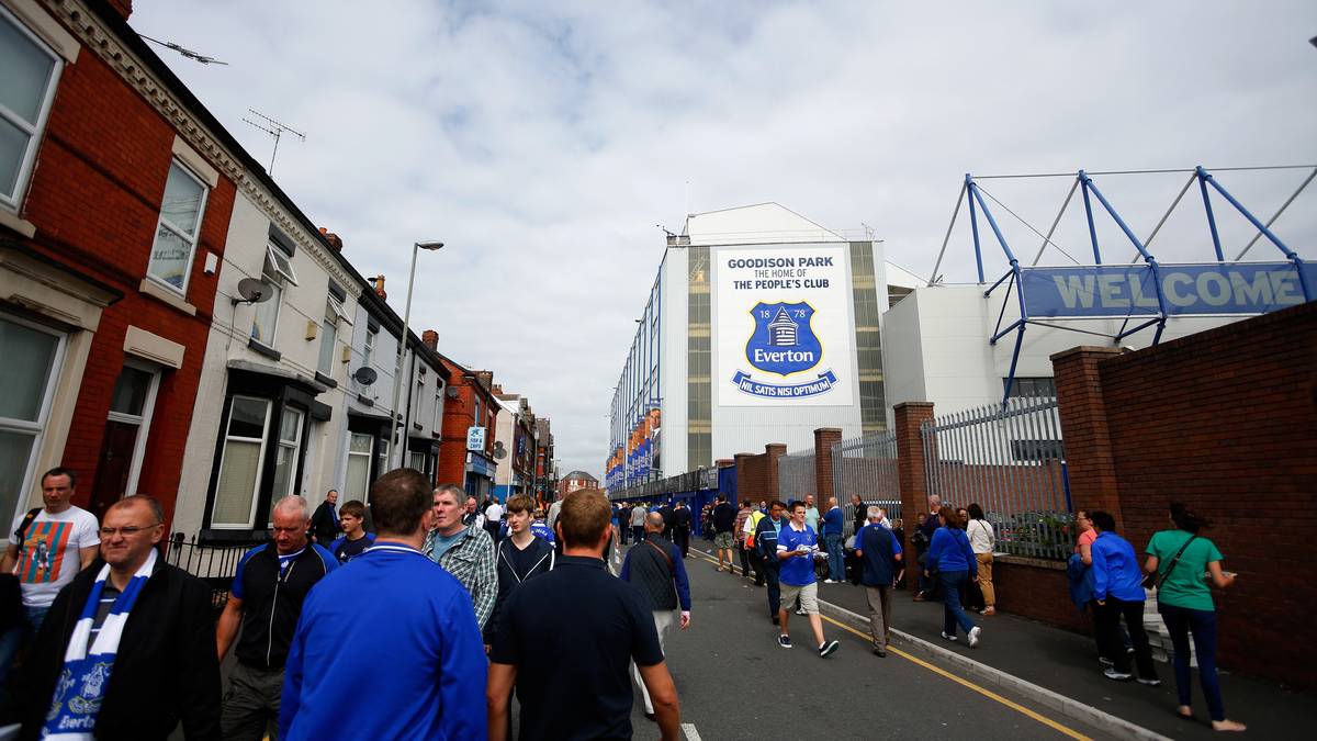 Goodison Park, Kapazität: 39.572, Verein: FC Everton - Die Spielstätte liegt in einem dichtbebauten Wohnbezirk. Das macht eine Erweiterung oder einen Ausbau extrem schwierig