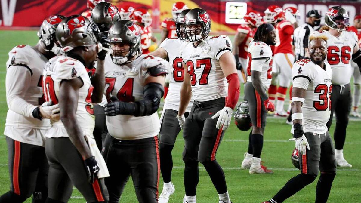 2021, TAMPA BAY BUCCANEERS (31:9 gegen die Kansas City Chiefs): Der dritte Erfolg bleibt den Chiefs im Jahr darauf verwehrt. Die Buccaneers beenden auf eindrucksvolle Weise den vermeintlichen Super-Bowl-Fluch und gewinnen als erstes Team überhaupt den Titel im eigenen Stadion
