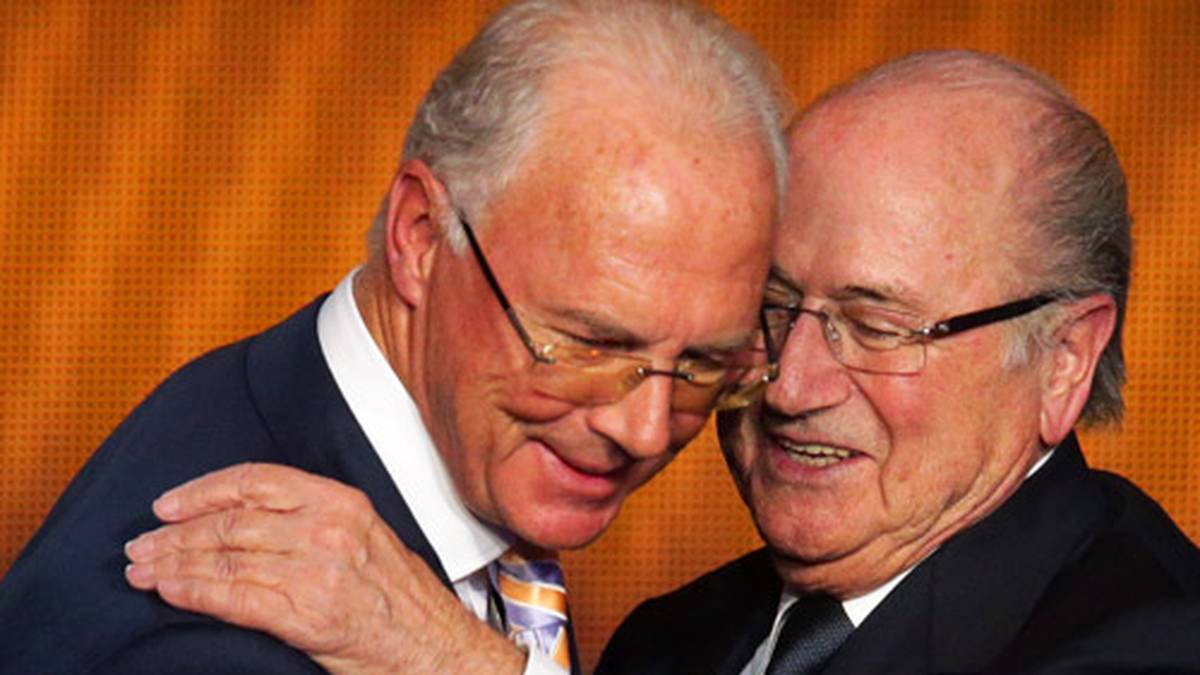 Kaiser trifft ja, gut, äh: Sepp Blatter. Wie gesagt, der Franz kommt wirklich mit jedem Menschen aus. Hin und wieder aber schließt er auch einfach seine Augen. Wenn er in Katar ist beispielsweise