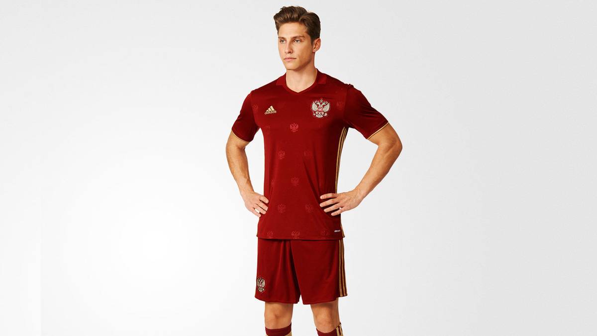 Goldene Streifen an den Seiten und an den Ärmeln sowie ein modischer V-Kragen verleihen dem Trikot eine besondere Note