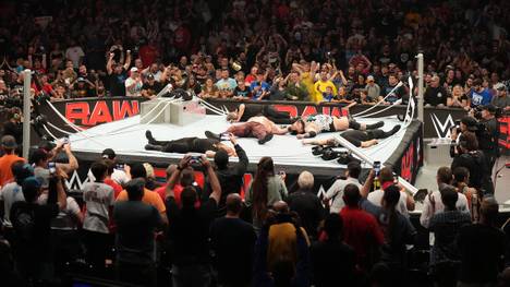 Bei WWE Monday Night RAW kollabierte am Ende der Ring unter Braun Strowman und Bronson Reed