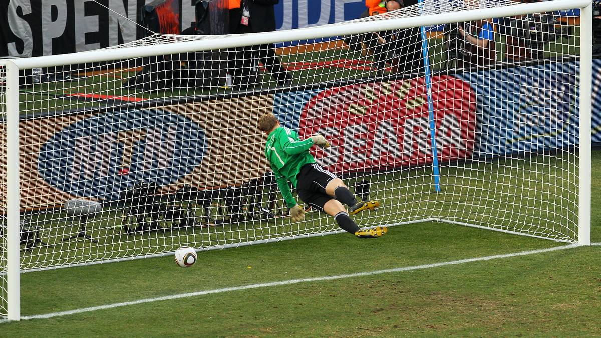 und landete, wie man inzwischen untersucht hat, nicht vollständig hinter der Torlinie. Der Treffer zum 3:2 für England in der Verlängerung zählte dennoch. Späte Gerechtigkeit: Im Achtelfinale 2010 (Bild) wurde ein regulärer englischer Treffer gegen Deutschland nicht gegeben