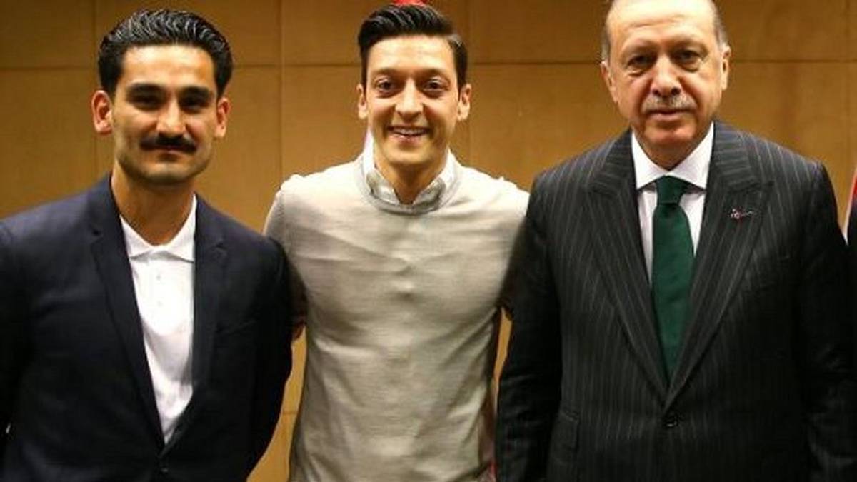 PLATZ 9 - Der Ärger fängt aber bereits vor dem Turnier an. Schuld daran ist dieses Foto: Mesut Özil und Ilkay Gündogan posieren mit dem türkischen Staatspräsidenten Recep Tayyip Erdogan. Es hagelt Kritik, die Affäre bringt Unmut ins Team