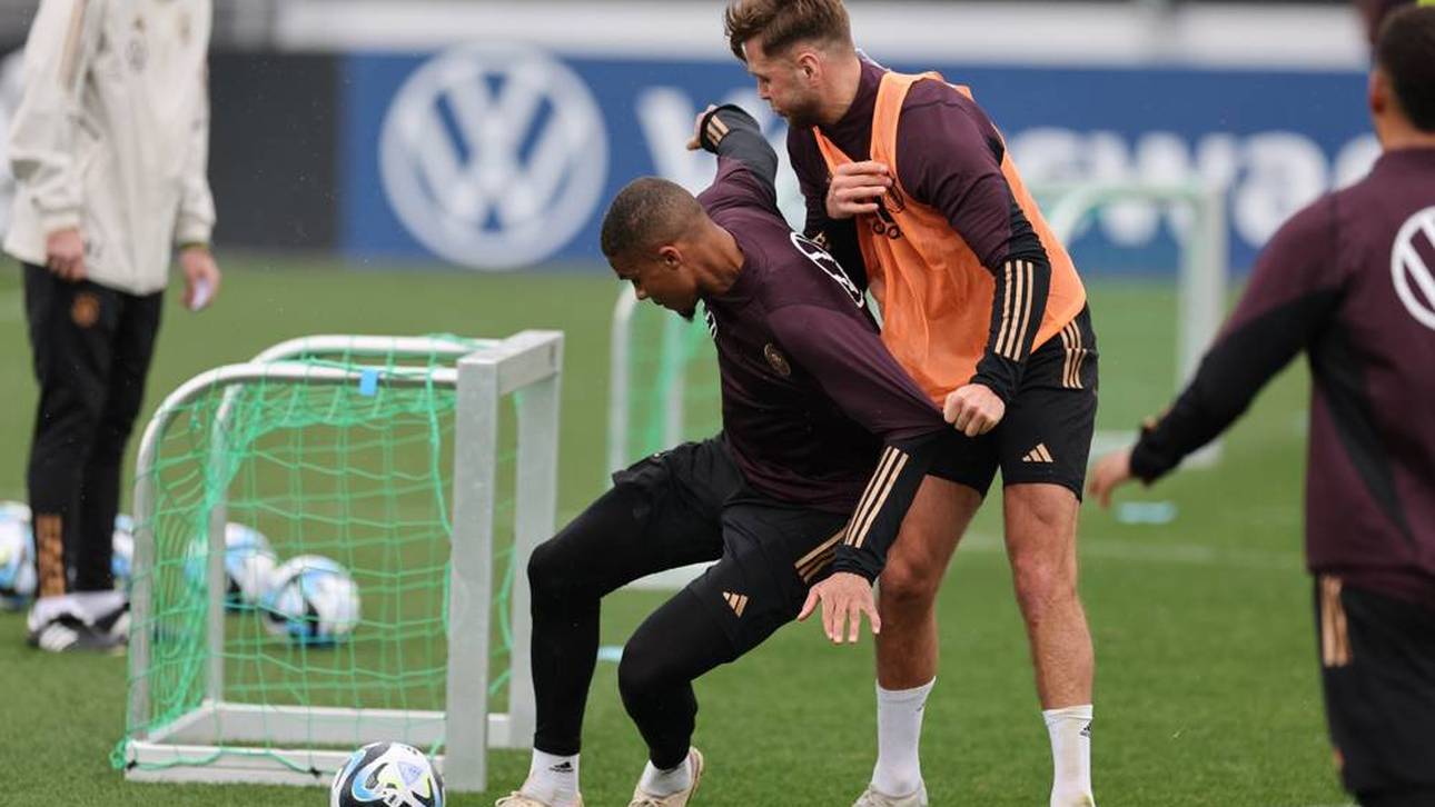 Die DFB-Stars Malick Thiaw und Niclas Füllkrug duellieren sich im Training um den Spielball der Frauen-WM