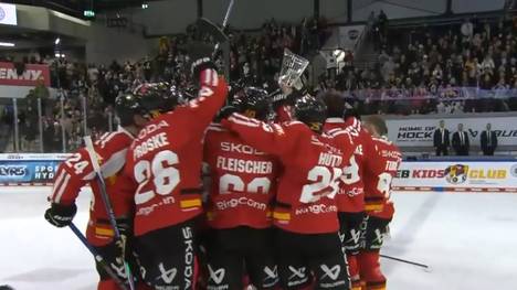 Das DEB-Team gewinnt den Deutschland Cup 2025 und darf den Pokal in die Höhe stemmen.