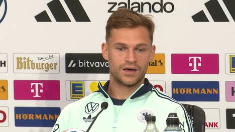 DFB-Kapitän Joshua Kimmich verteidigt auf der Pressekonferenz seinen Teamkollegen Leroy Sané. Der Bayern-Akteur lobte das Engagement des Flügelspielers. 