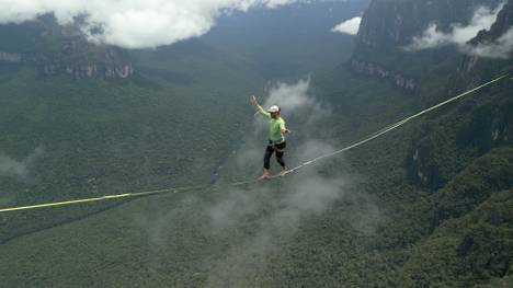 Deutsche Slackliner überqueren in Venezuela den höchsten Wasserfall der Erde und stellen dabei einen Weltrekord auf.