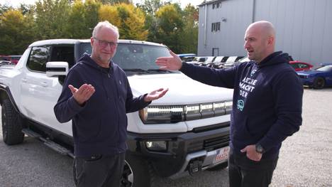 Car Maniac zu Besuch bei Geiger Cars. Der Hummer als Elektrovariante EV mit 1.000 PS und der VW ID.4 Pro werden auf Herz und Nieren getestet. Außerdem wird mit Mythen um Ladestationen aufgeräumt.