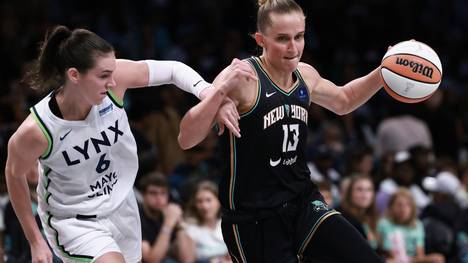 Leonie Fiebich (r.) spielt in der WNBA