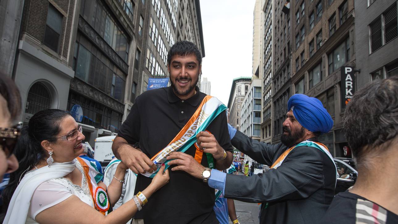 Kings holen Riesen Bhullar