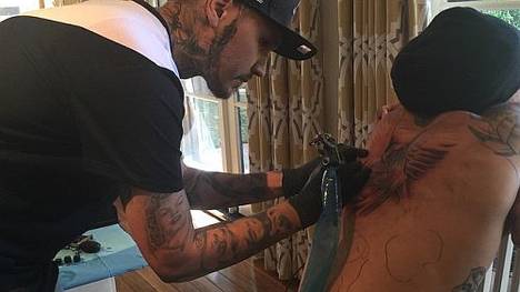 Schmerzhaft! Jermaine Jones lässt sich ein neues Tattoo stechen.