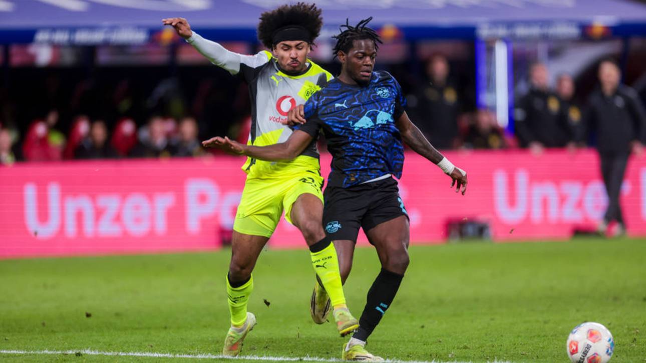 Laut Ex-Schiedsrichter Manuel Gräfe bekommt BVB-Profi Karim Adeyemi einen klaren Tritt von Leipzigs Castello Lukeba