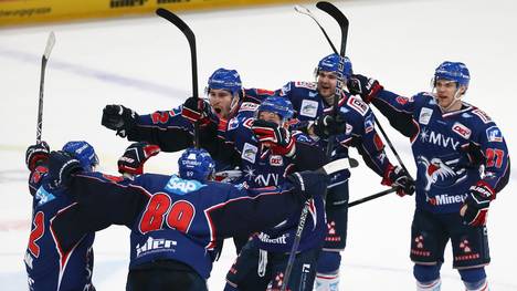 Die Spieler der Adler Mannheim feiern einen Treffer gegen die Eisbären