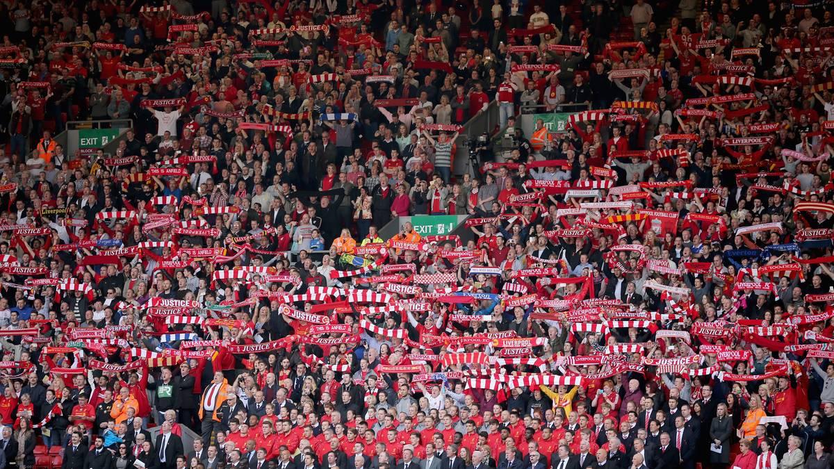 Ohne, dass ein Spiel anstand, strömten die Fans der Reds in Trikots und Schals ins Stadion und gedachten der Opfer
