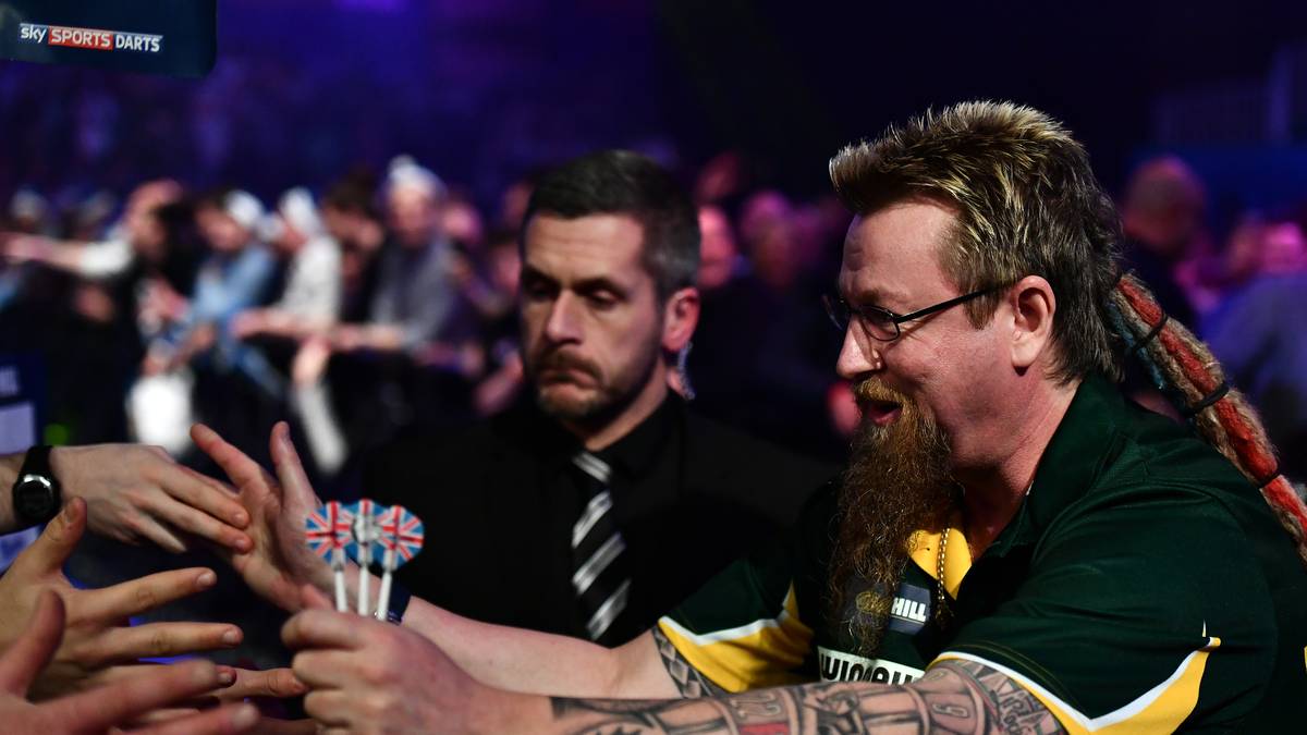 SIMON WHITLOCK (Australien): Nach einem guten letzten Jahr wurde "The Wizard" erstmals seit drei Jahren wieder für die Premier League nominiert. Diese schloss er auf einem respektablen achten Platz ab und bestätigte damit seinen jüngsten Aufwärtstrend