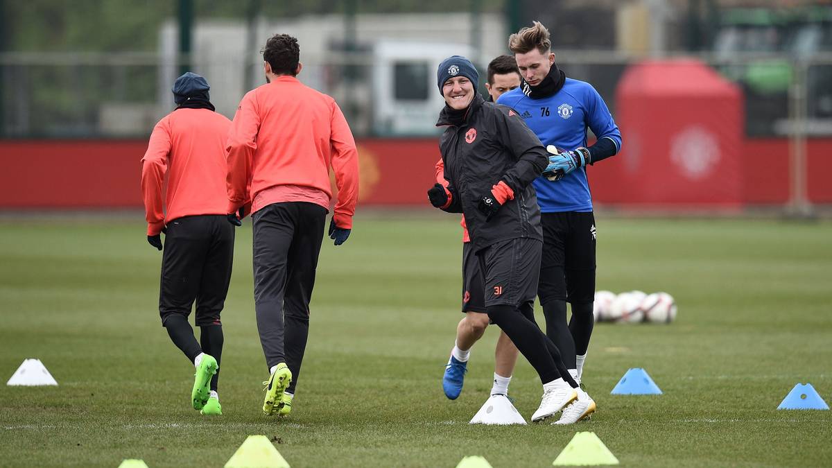 21. MÄRZ 2017: Das Hin und Her wird Schweinsteiger endgültig zu bunt. Schon länger kursieren Gerüchte um einen möglichen Wechsel in die USA, jetzt bestätigt er: Das MIssverständnis mit United hat ein Ende, er wechselt zu Chicago Fire in die MLS