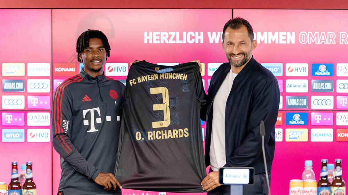 Omar Richards, FC Reading (2021/2022) - FLOP: Unter großen Erwartungen der Bayern-Verantwortlichen wechselte Richards im Sommer 2021 vom englischen Zweitligisten FC Reading nach München. Doch nur ein Jahr später war das Kapitel FC Bayern für den Außenverteidiger schon wieder beendet. Für den Rekordmeister war der frühere englische U21-Nationalspieler nicht über 17 Pflichtspiele - elf davon als Einwechselspieler - hinausgekommen. Nach einer schwerwiegenden Verletzung absolvierte der zu Nottingham Forest gewechselte Profi noch kein Spiel für seinen aktuellen Klub.