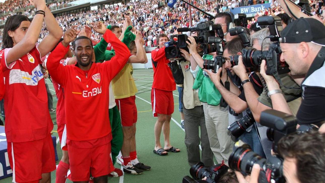 Matchwinner Cacau und Sami Khedira (l.) bejubeln den souveränen Sieg über Bayern