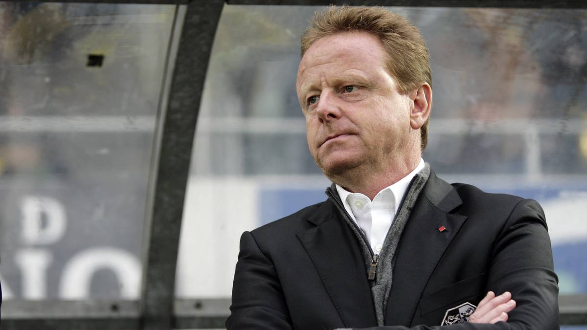 FC Luzern's coach Rolf Fringer watches h