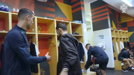 Mit seinen Aussagen gegen Manchester United schlug Cristiano Ronaldo hohe Wellen. Beim portugiesischen Nationalteam trifft der Superstar nun auf Bruno Fernandes. Der United-Kollege scheint von Ronaldos Aussagen alles andere als begeistert zu sein.