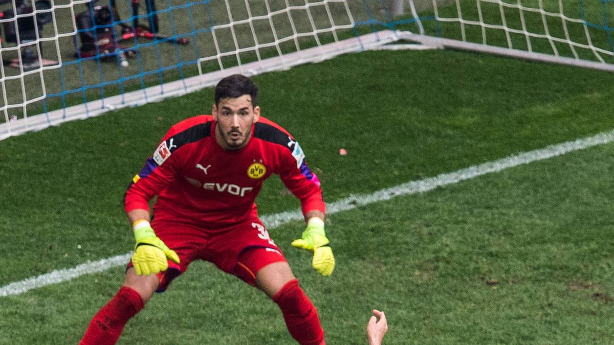 Schalke drängt nach dem Ausgleich auf den Siegtreffer - und hat Pech. Dieses klare Handspiel von Dortmunds Marc Bartra wird nicht mit einem Elfmeter bestraft