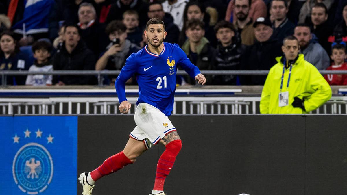 Ein ehemaliger Bayern-Spieler verpasst die EM ebenso, aber nicht aus Leistungsgründen: Der 28-Jährige riss sich im Champions-League-Halbfinale gegen den BVB das vordere Kreuzband im linken Knie und muss somit verletzungsbedingt pausieren. 