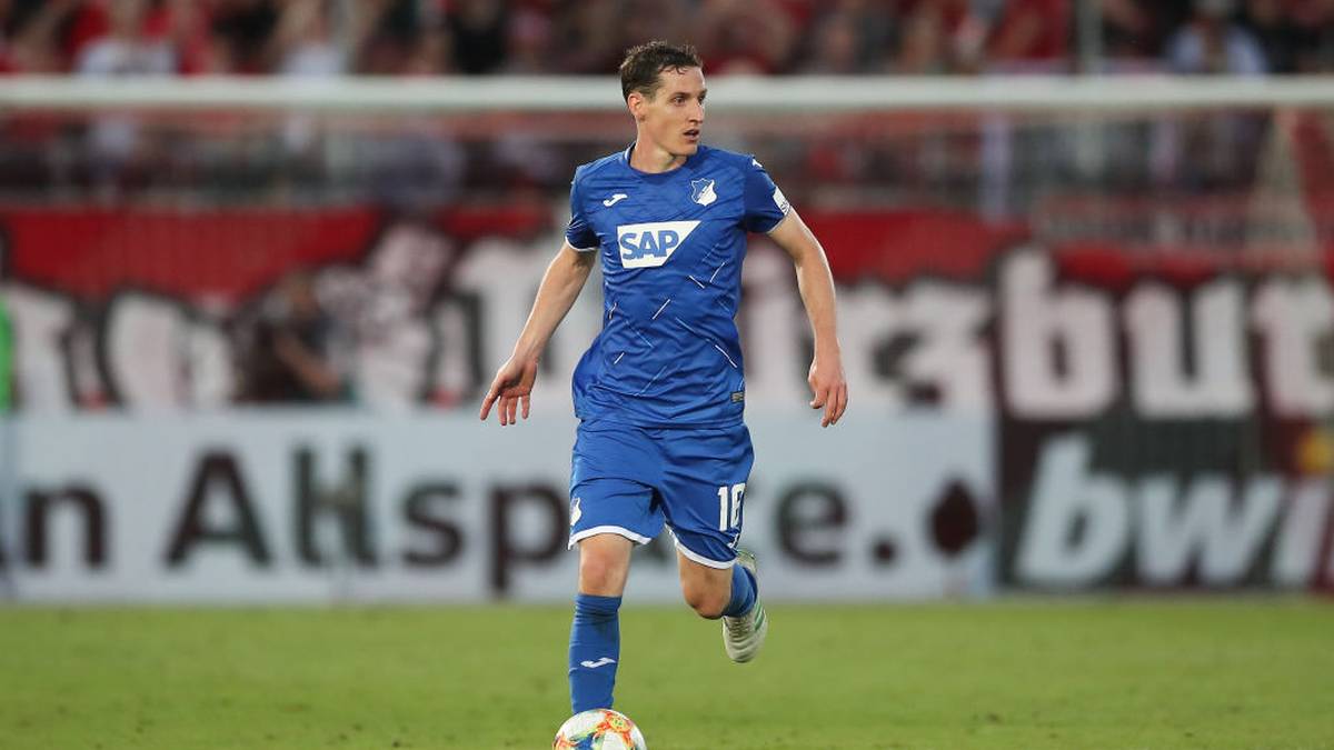 Samassékou fiel lange verletzt aus und kommt langsam in Schwung. Er kann der wichtige Organisator im TSG-Spiel werden. Rückkehrer Sebastian Rudy und Konstantinos Stafylidis kannten die Liga bereits. Mittelfeldroutinier Rudy (Bild) wurde wieder zum Stammspieler und überzeugte. Als Lohn gab es das Comeback in der Nationalelf. Stafylidis stand bislang nur sechs Mal in der Startelf