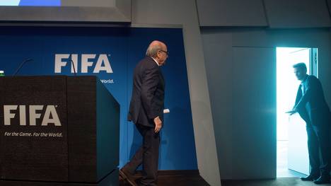 Sepp Blatter verlässt die Pressekonferenz der FIFA, nachdem er seinen Rücktritt bekannt gegeben hat