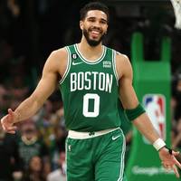 Die Boston Celtics schnappen sich Spiel drei in der NBA-Playoff-Serie gegen die Cleveland Cavaliers. Beim Auswärtssieg trumpft Superstar Jayson Tatum auf.