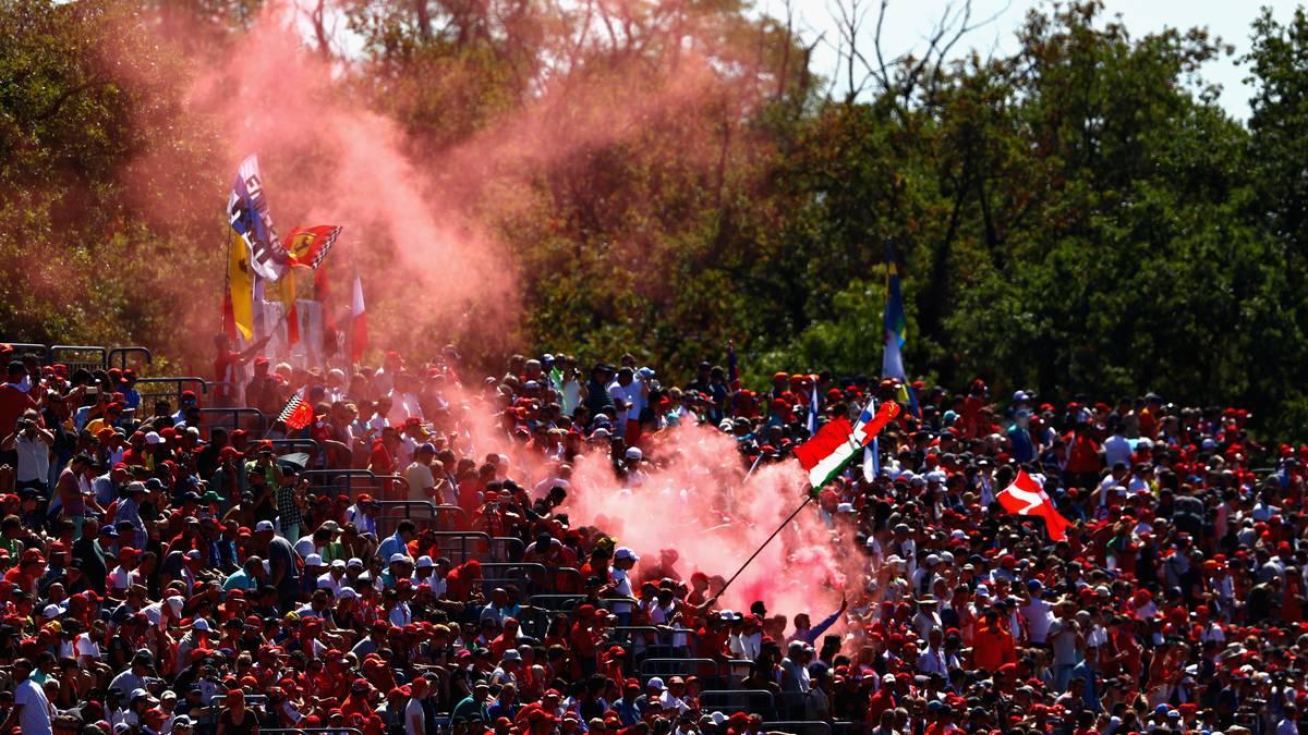 Bei strahlendem Sonnenschein fiebern Tausende Tifosi im Wohnzimmer der Ferrari trotz Startplatz sechs für den WM-Führenden Sebastian Vettel dem Heimrennen entgegen. Teamkollege Kimi Räikkönen startet einen Platz weiter vorne