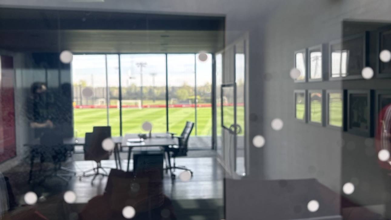 Aus dem Büro des Cheftrainers blickt man direkt auf die Trainingsplätze des FC Liverpool