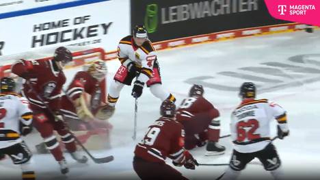 Mit einem 4:1-Sieg gegen Lettland startet die DEB-Auswahl überzeugend in den Deutschland Cup. Mit Debütant Philipp Sinn ist es vor allem ein neues Gesicht, das sich bei der Olympia-Generalprobe hervortut.