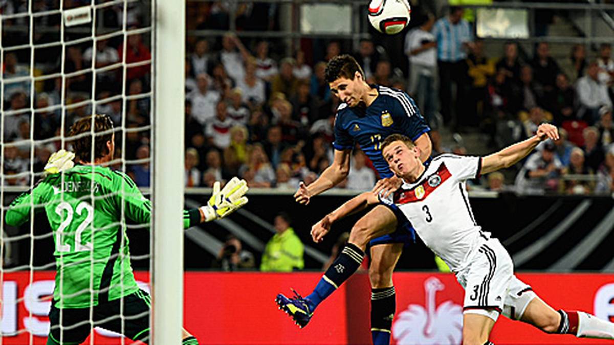 MATTHIAS GINTER: Der Neu-Dortmunder bekam von Bundestrainer Joachim Löw die Bewährungschance in der Innenverteidigung. Schlief beim 0:1 und 0:2 gemeinsam mit der ganzen Defensive. Verlor zudem das Kopfballduell vor dem 0:3 gegen Federico Fernandez. SPORT1-NOTE: 5
                  
                  
                  
                  
                  
                  
                  
                  
                  