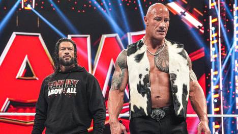 Dwayne "The Rock" Johnson (r.) und Roman Reigns standen bei WWE RAW vor WrestleMania 40 im Zentrum