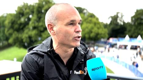 Barca-Legende Andres Iniesta bringt den Henkelpott nach München und schwelgt dabei in Erinnerungen an seinen größten Moment als Spieler. 