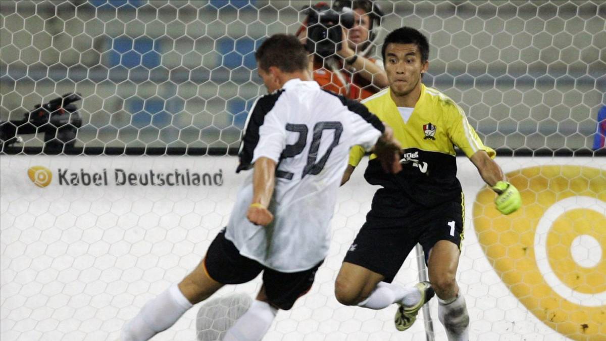 PLATZ 9 - DIE TOR-PREMIERE: Unter Völler-Nachfolger Jürgen Klinsmann ist "Poldi" schnell gesetzt. Im Dezember 2004 zahlt er das Vertrauen zurück. Auf der Asien-Reise erzielt er beim 5:1 gegen Thailand seine ersten beiden Treffer für das DFB-Team. Sein Kommentar zu seinen Gefühlen danach: "War wie in Köln"