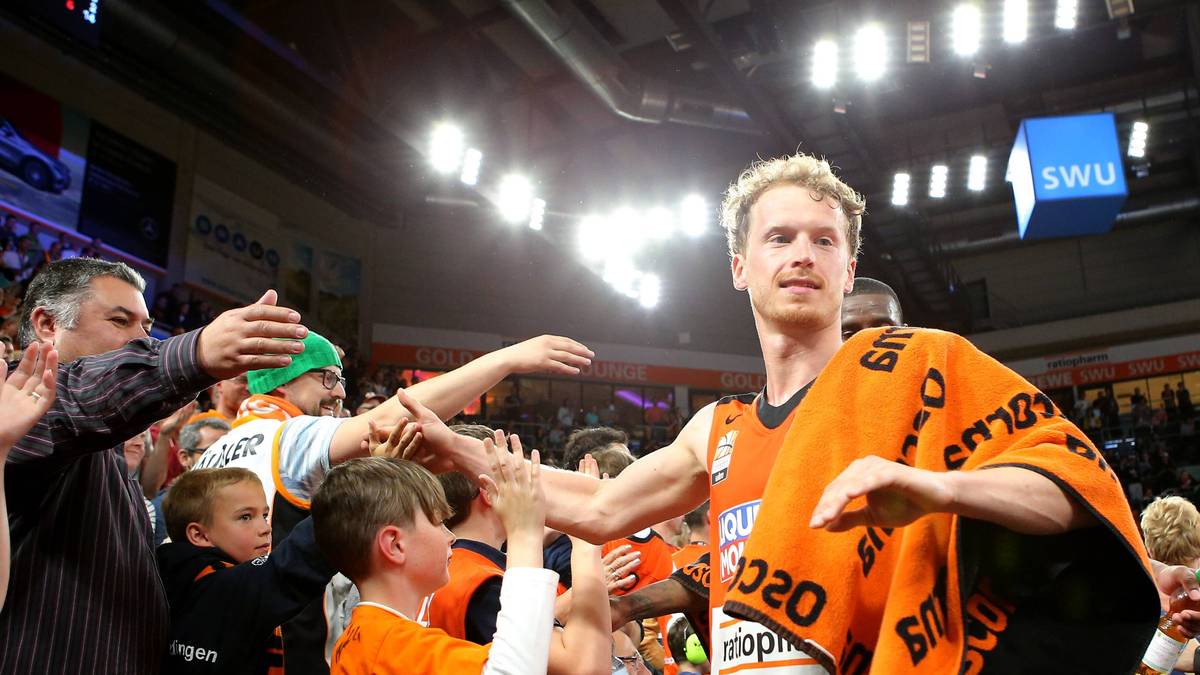 PLATZ 3 : RATIOPHARM ULM - Die Hauptrunde auf Platz eins abgeschlossen, einen neuen Sieg-Rekord aufgestellt: Die Ulmer spielten eine reguläre Saison wie im Rausch. Erst gegen den FC Bayern setzte es die erste Niederlage nach 26 Siegen in Folge. Die Verletzungen von Braydon Hobbs und Augustine Rubit sorgen vor den Playoffs für Sorgenfalten bei den Ulmern