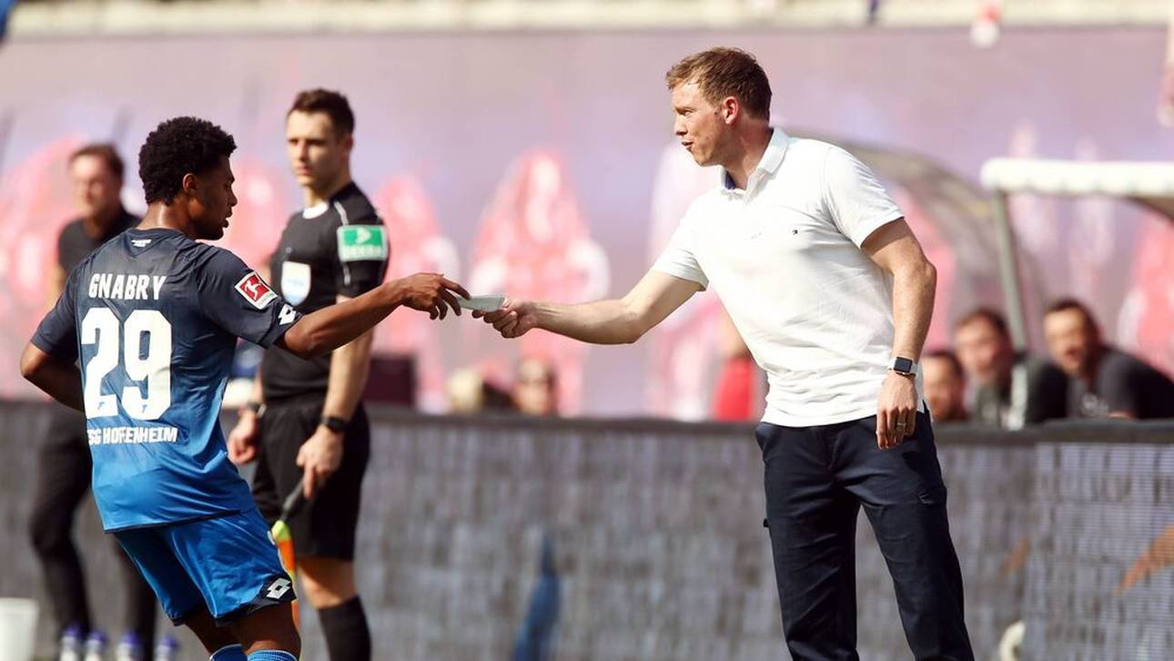 Julian Nagelsmann (R) mit Anweisungen an Serge Gnabry