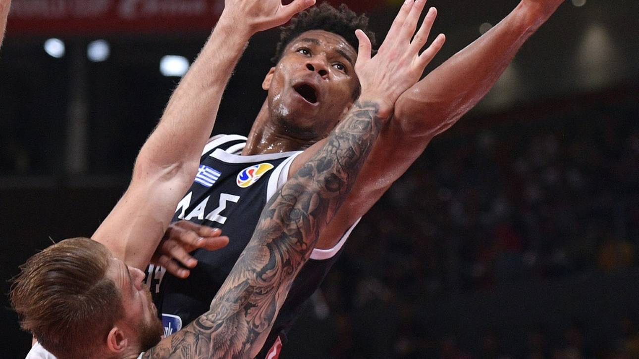 Griechen starten mit Zittersieg